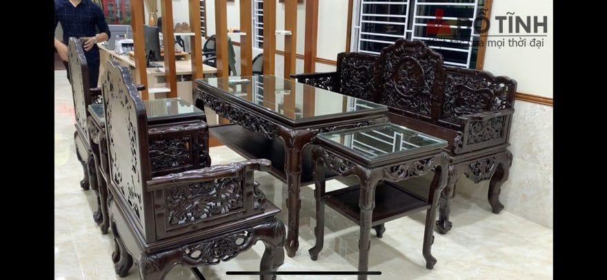 Sau khi bộ ghế sofa được chuyển đi thì bộ bàn ghế trường kỷ trúc kê đã xuất hiện mang 1 luồng gió mới đến cho văn phòng rất điềm nhiên, phong cách cực xưa và chất - Ảnh: Dotinh.com