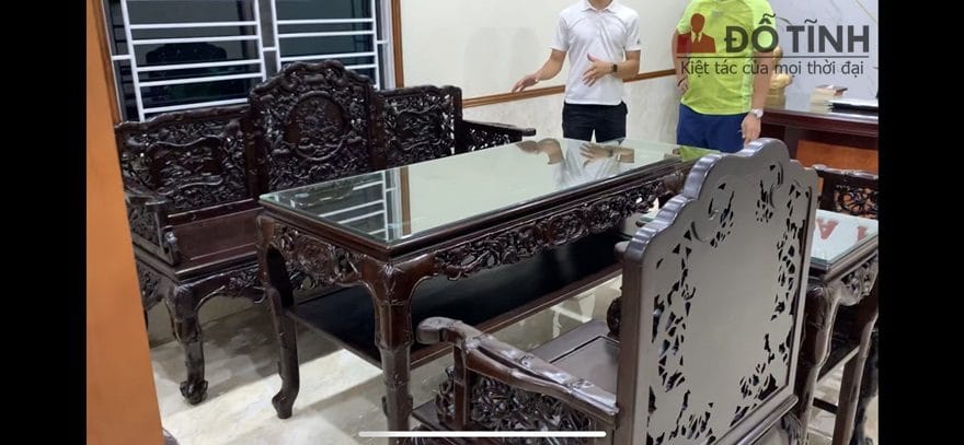 Nhìn tổng thể, bộ bàn ghế trường kỷ trúc kê đã mang đến 1 không gian sống trẻ trung, năng động đồng thời toát lên vẻ đẹp cao quý, nhã nhặn đúng phong cách của người chơi - Ảnh: Dotinh.com