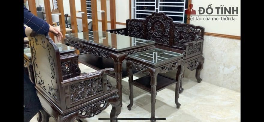 Từ đôn ghế, cho đến mặt bàn đều được bảo vệ bởi tấm kính cường lực dày dặn bóng sáng tạo sự sang trọng, bóng bẩy cho bộ bàn ghế - Ảnh: Dotinh.com