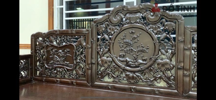 Tựa ghế tam sơn được chạm đục bởi hình ảnh trúc mai, nho, sen khá sinh động - Ảnh: Dotinh.com