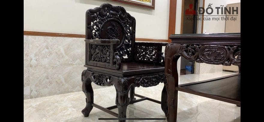 Chiếc ghế mang đậm chất xưa, form dáng cứng cáp, khỏe khoắn - Ảnh: Dotinh.com