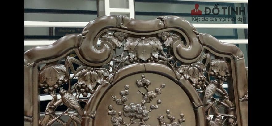 Những chiếc lá nho, hay thân trúc được chạm đục khá mềm mại, như thật - Ảnh: Dotinh.com