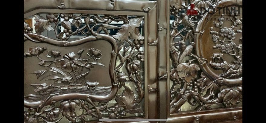 Hình ảnh hoa văn đục chạm với đường nét cực khôn, nét căng, bóng mịn - Ảnh: Dotinh.com