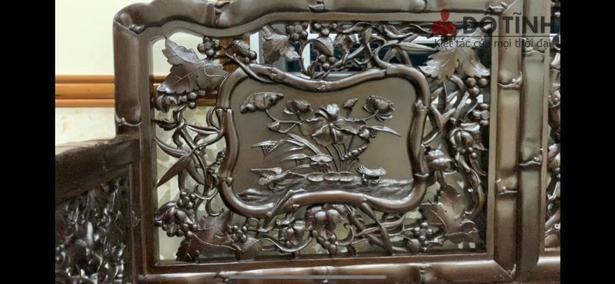 Ngay giữa trung tâm tựa ghế chính là hình ảnh sen trong hồ tượng trưng cho sự cao quý, thanh tịnh - Ảnh: Dotinh.com