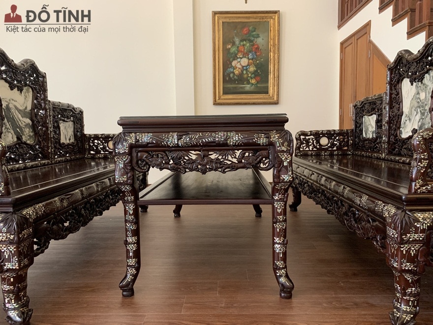 Bộ trường kỷ đục bách vật khảm ốc liên chi được kê ngay cạnh chân cầu thang - Ảnh: Dotinh.com