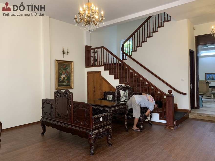 Tựa ghế tam sơn được khảm ốc đỏ lửa vàng chanh bên ngoài mang đến sự sáng bóng - Ảnh: Dotinh.com