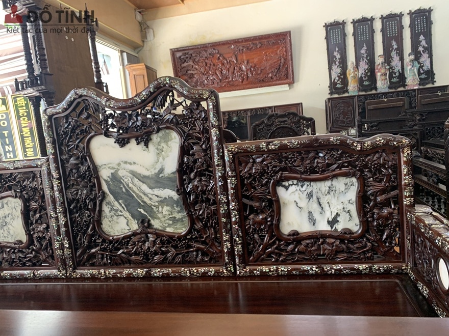 Tựa ghế tam sơn được gắn lô đá vân tự nhiên ngay giữa trung tâm mỗi tựa ghế - Ảnh: Internet