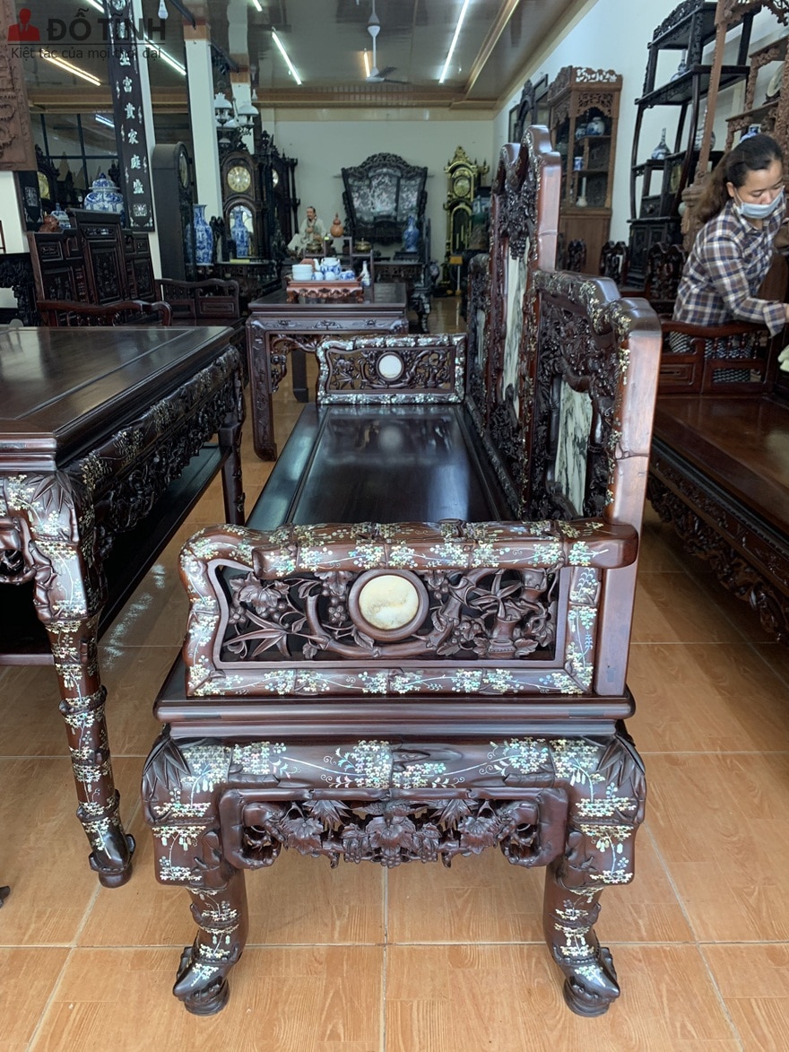 Những nét khảm xung quanh chân ghế, tay ghế, tựa ghế đều đẹp mỹ mãn, xuất thần - Ảnh: Internet