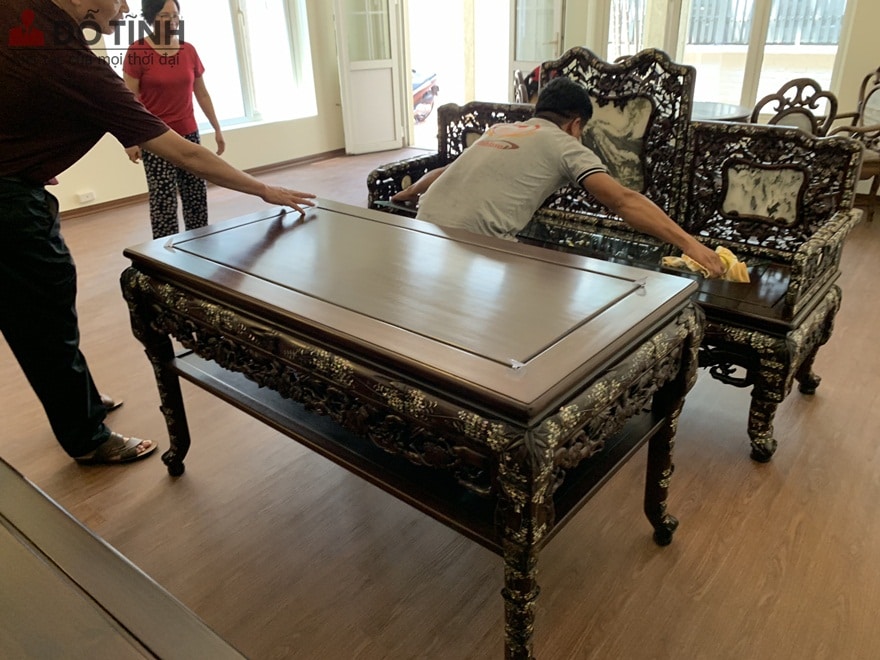 Mặt bàn được kẻ thêm 4 đường chỉ vuông góc với nhau mang đến sự độc đáo cho bộ ghế - Ảnh: Dotinh.com