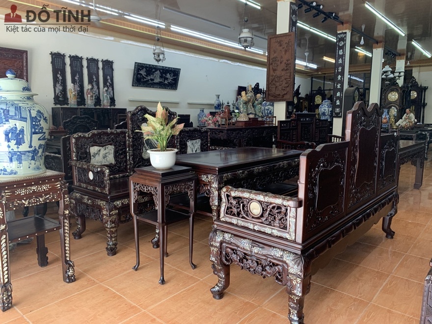 Trước khi bàn giao bộ trường kỷ đục bách vật khảm ốc liên chi cho cô Bích Liên, thì bộ ghế này đã được trưng bày tại cửa hàng Dotinh.com với sự xuất hiện sắc xanh của chậu cây cảnh nhỏ nhìn khá gần gũi với thiên nhiên, con người - Ảnh: Dotinh.com