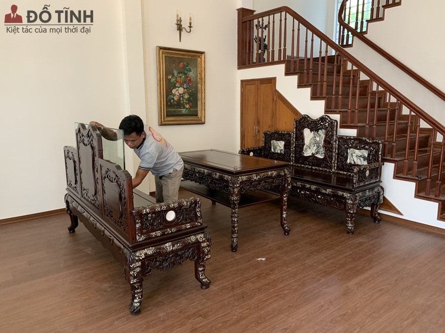 Bộ trường kỷ gỗ gụ khảm trai ngoài sự công phu, tỉ mỉ còn được lựa chọn chất gỗ gụ cao cấp, ốc đỏ lửa vàng chanh - Ảnh: Dotinh.com