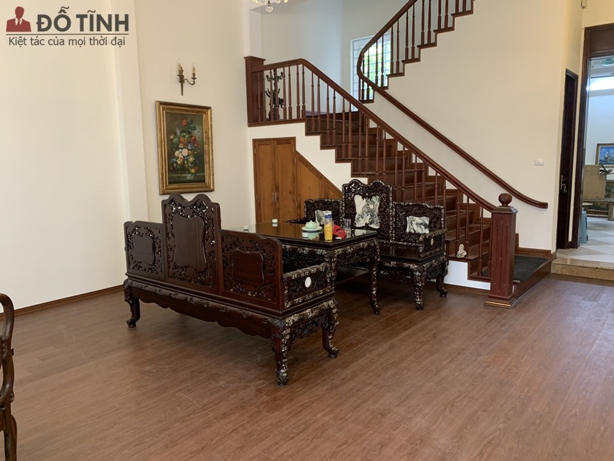 Được ngồi thưởng thức trà đạo trên bộ ghế khảm trai sẽ thấy được phong thái uy quyền, vương giả - Ảnh: Dotinh.com