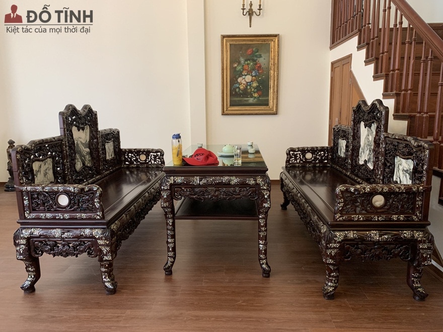 Bộ bàn ghế gỗ gụ khảm trai thì cộng đồng mạng phải “mắt tròn mắt dẹt” được độ đẹp tuyệt kỹ - Ảnh: Dotinh.com