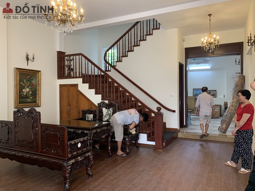 Sự xuất hiện của bộ trường kỷ gỗ khảm trai đã tôn vinh lên không gian sống đẳng cấp cho gia chủ - Ảnh: Dotinh.com