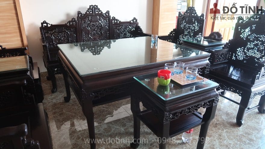 Mặt bàn được bảo vệ bằng tấm kính cường lực dày dặn để tránh trầy xước, va đập - Ảnh: Dotinh.com