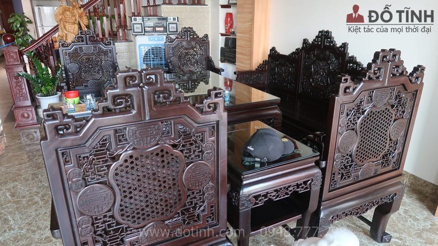 Bộ trường kỷ ngũ lân vờn cầu 9 món đã mang đến 1 không gian sống thịnh vượng, độc đáo cho gia đình anh chị Tuấn Hằng - Ảnh: Dotinh.com