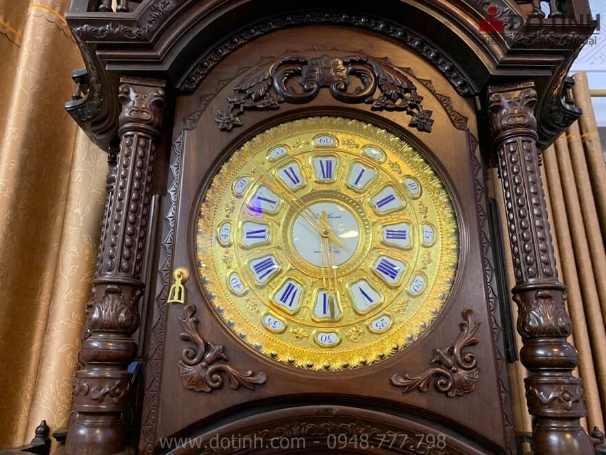 Mặt đồng hồ dát vàng 24k sáng bóng nhìn khá sang trọng - Ảnh: Dotinh.com