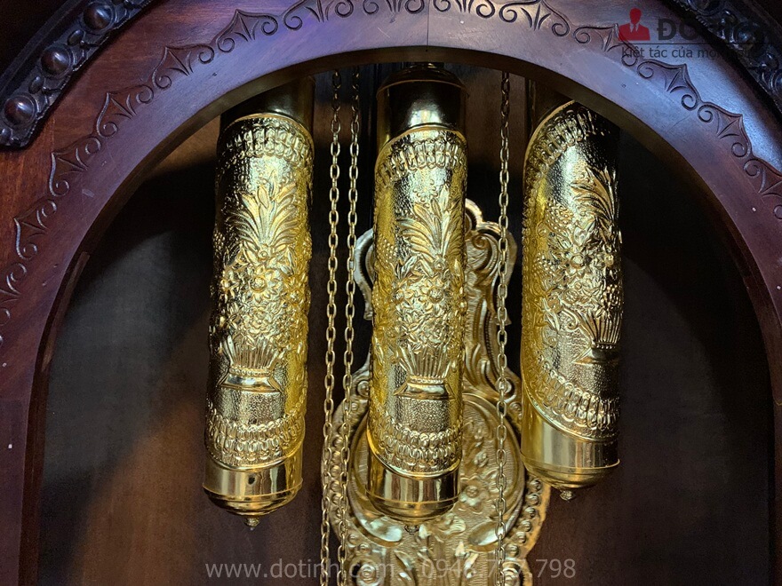 Bộ quả tạ và con lắc cũng được chạm trổ hoa văn châu Âu - Ảnh: Dotinh.com
