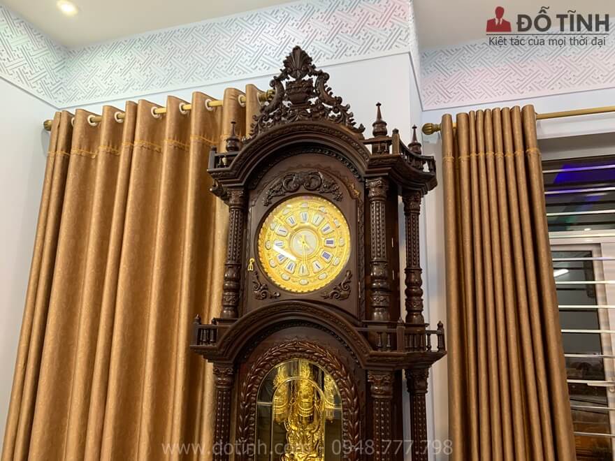 Đỉnh đồng hồ cây được chạm trổ rất đẹp và kỹ - Ảnh: Dotinh.com