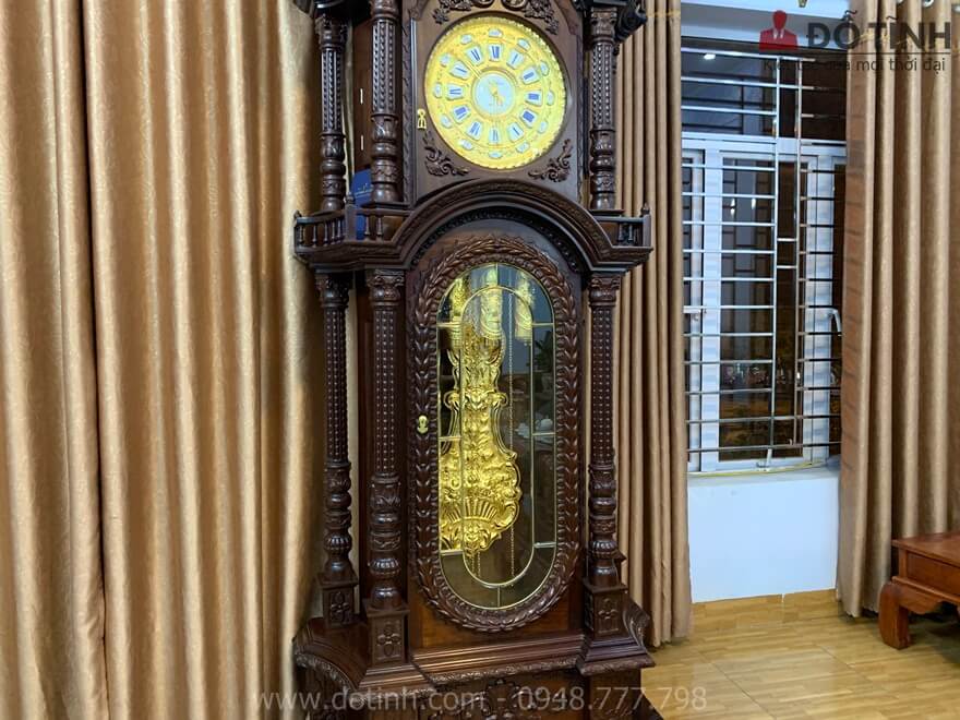 Sự sang trọng, đẳng cấp của đồng hồ cây thể hiện rõ nhất qua bộ máy dát vàng - Ảnh: Dotinh.com