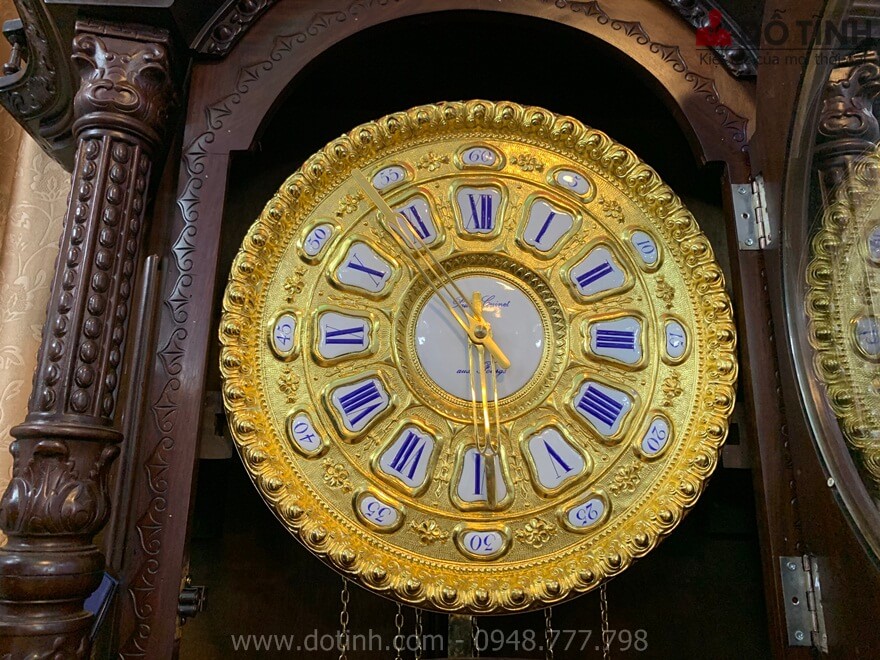 Mặt đồng hồ được dát vàng 24k vàng óng ánh - Ảnh: Dotinh.com