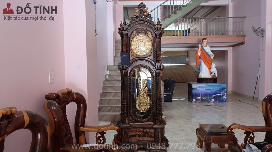 Đồng hồ cây gỗ mun hoa tại Lâm Đồng được trưng bày trong không gian phòng khách gia đình - Ảnh: Dotinh.com