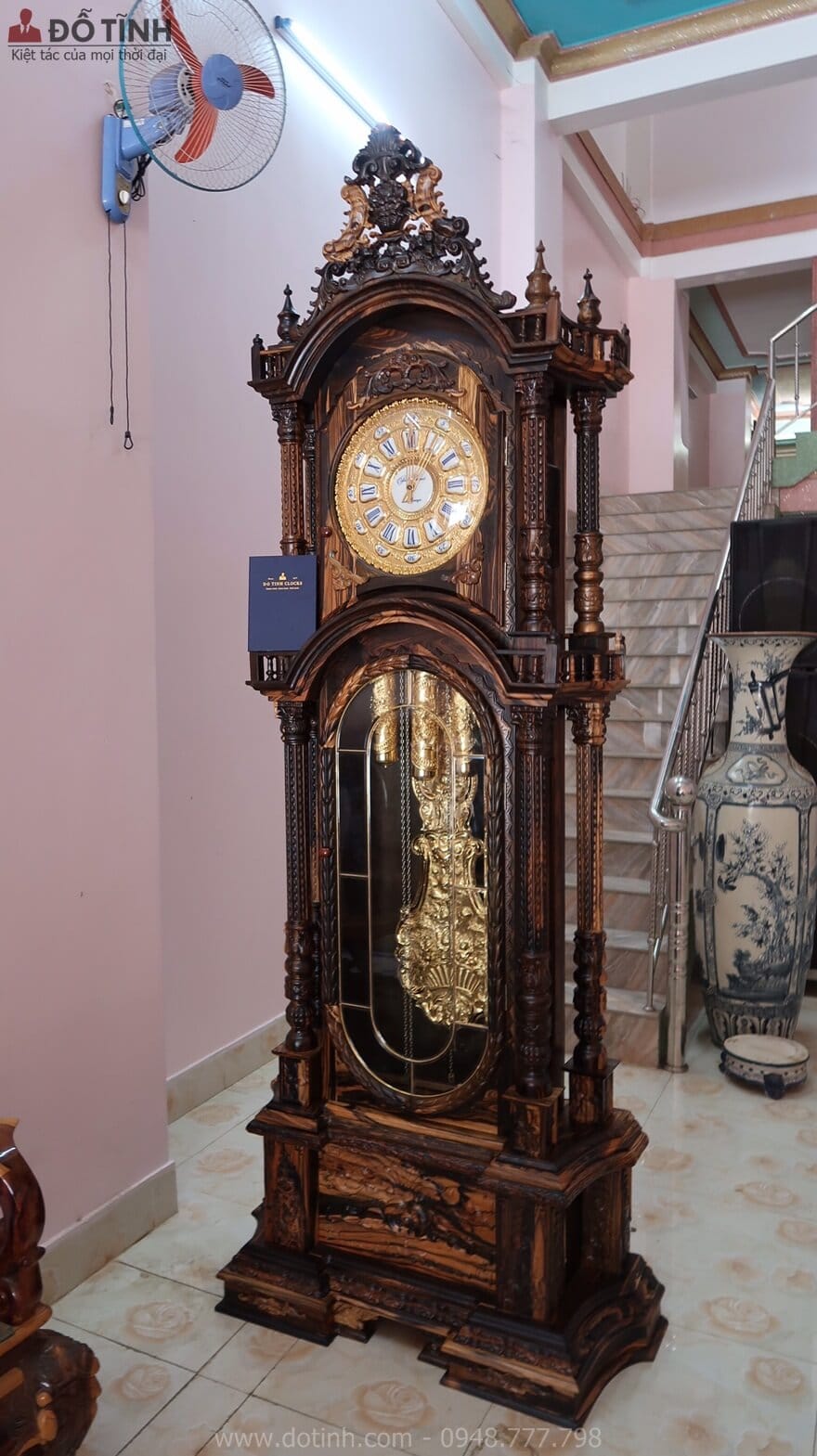 Đồng hồ cây gỗ mun hoa sẽ tỏa sáng khi trưng bày trong phòng khách hay biệt thự hay không gian cổ điển - Ảnh: Dotinh.com