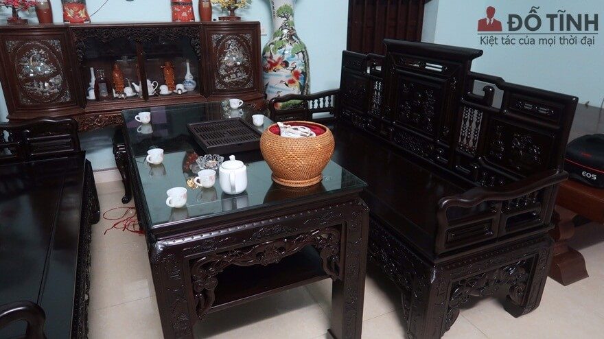 Trường kỷ cổ đồ đại kết hợp ăn ý với tủ chè tạo nên 1 không gian sống vô cùng thanh tao, quyến rũ - Ảnh: Dotinh.com