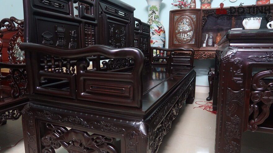 Bộ trường kỷ được chà nhám kỹ càng, sáng bóng - Ảnh: Dotinh.com