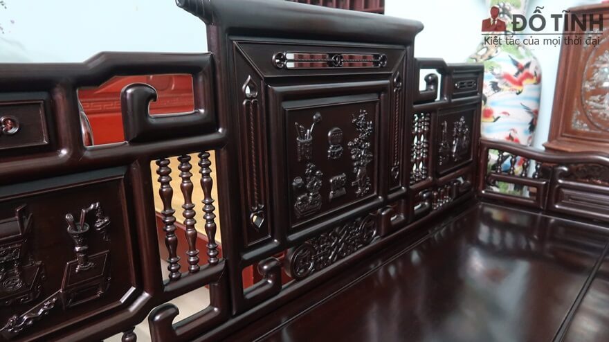 Tựa ghế được đục chạm hình tưởng cổ đồ như: khay trà, lư hương...