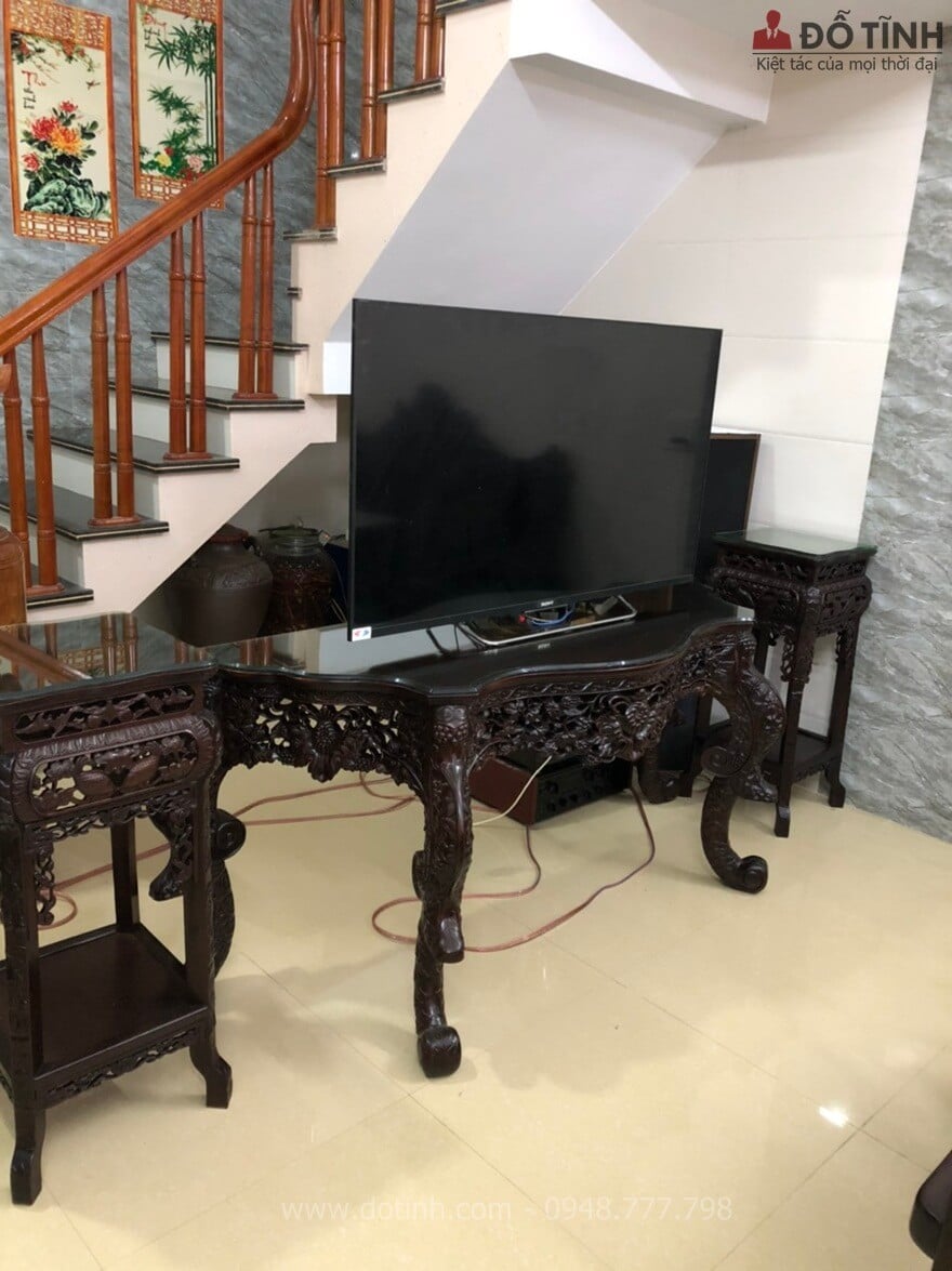 Chiếc kệ tivi được chế tác theo phong cách lối xưa nhìn lạ và độc - Ảnh: Dotinh.com