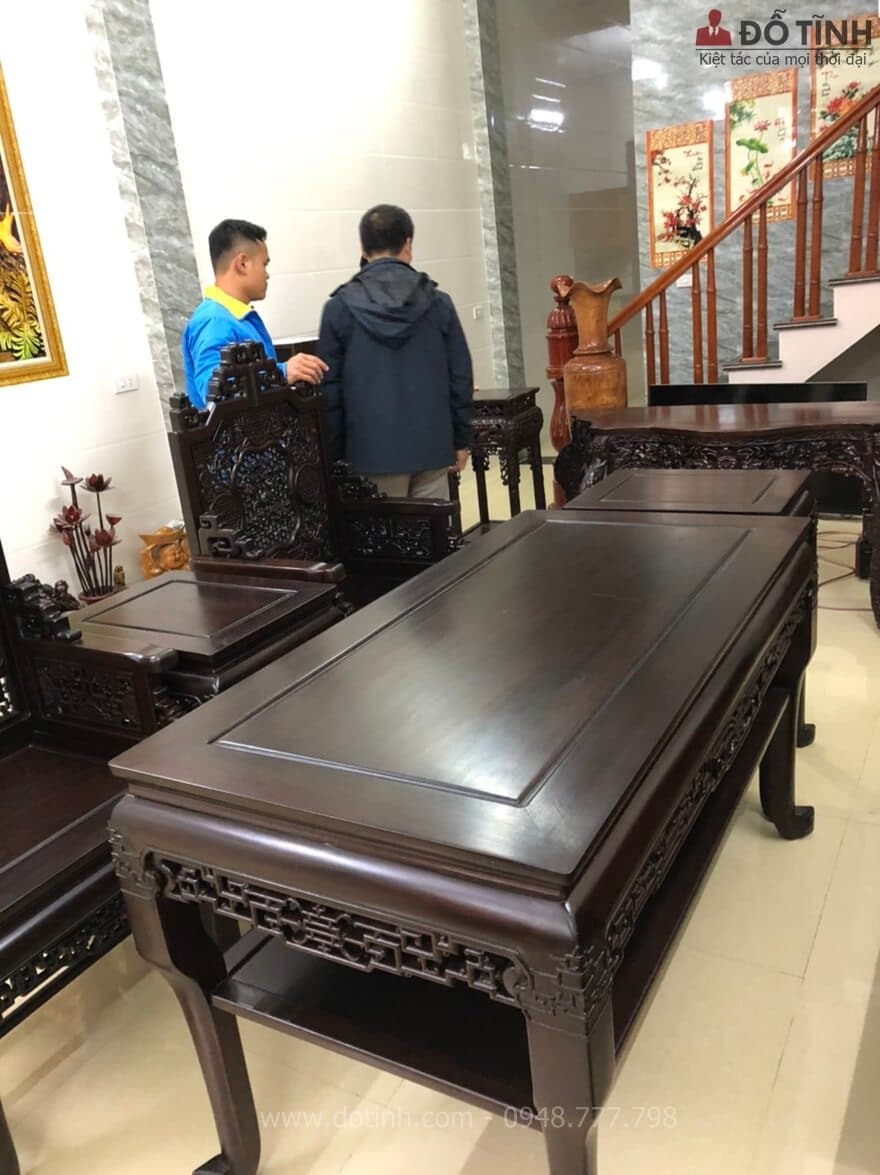 Mặt bàn được chà nhám kỹ lưỡng tạo sự mịn bóng, căng tràn sức sống - Ảnh: Dotinh.com