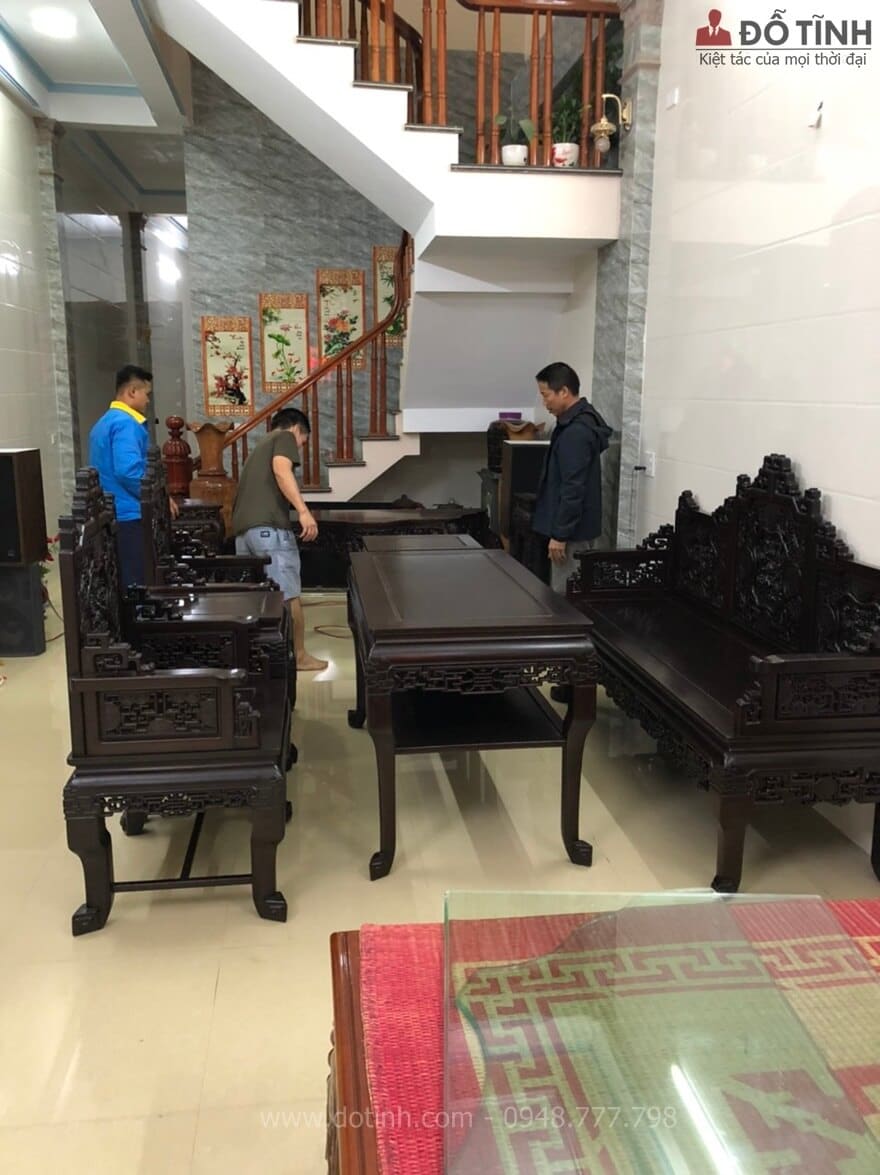 Bộ bàn ghế trong quá trình kê - Ảnh: Dotinh.com