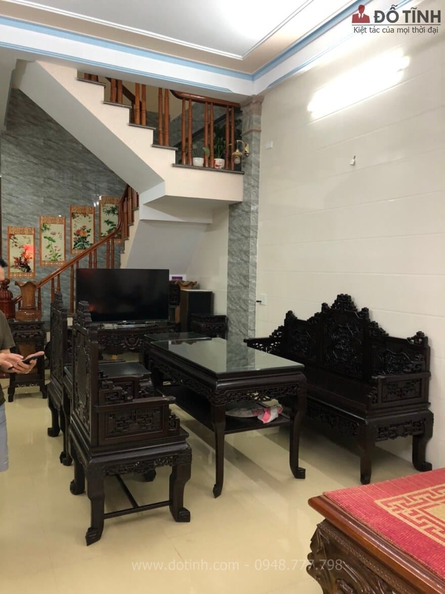 Giữa không gian hiện đại thì bộ trường kỷ gỗ đã mang đến nét đẹp cổ xưa cho ngôi nhà thêm ấm cúng thân thương - Ảnh: Dotinh.com