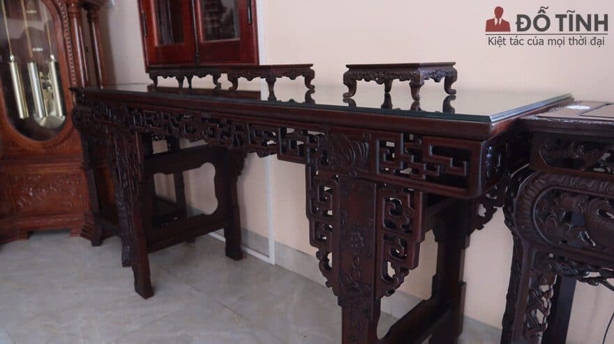 Bàn trưng bày đồ gỗ gụ không chỉ là 1 chiếc bàn dùng để trang trí đẹp
