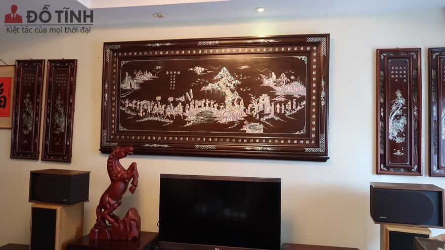 Treo tranh hướng ra ngoài