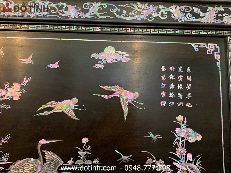 Tranh gỗ tùng hạc diên niên được khảm trên nên gỗ gụ nét căng, không có vết xù xì Tranh gỗ tùng hạc diên niên được khảm trên nên gỗ gụ nét căng, không có vết xù xì