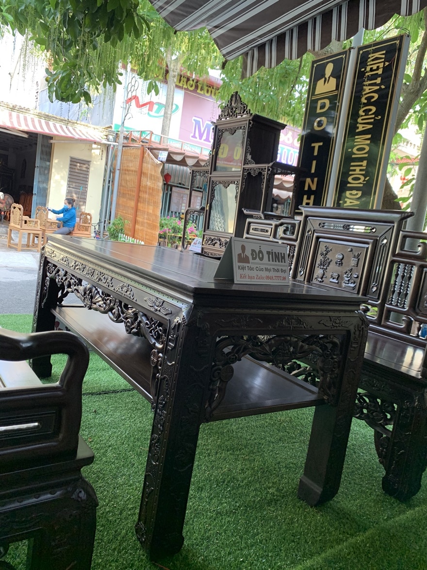 Hoa văn, chạm khắc, kỹ thuật đánh vecni mượt mà, mịn bóng như nhung