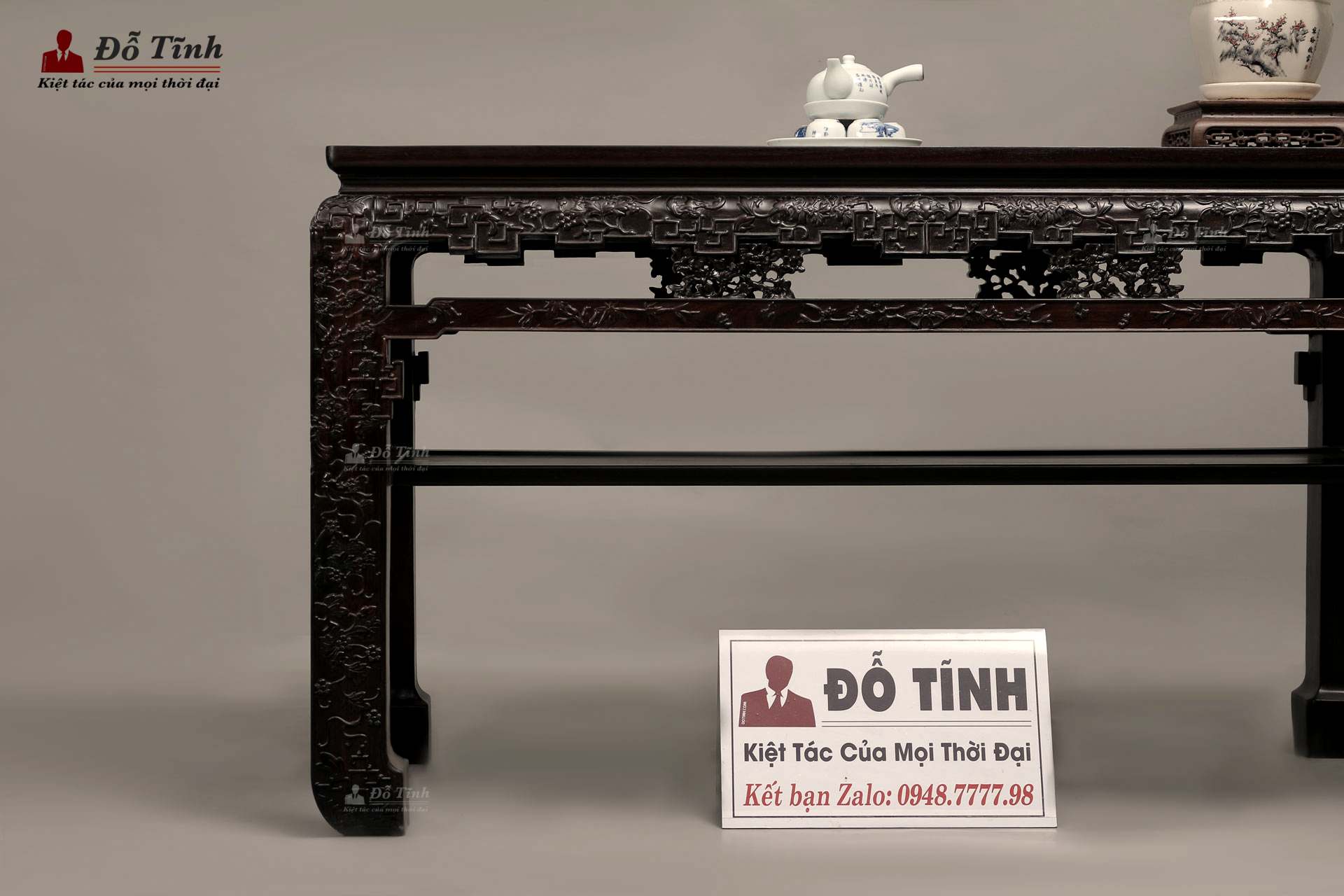 một chiếc bàn của bộ bàn ghế trường kỷ cung đình triện dắt huế