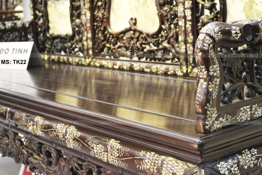 Trường kỷ đục bách vật khảm ốc gỗ gụ - Phần góc chân ghế và tay ghế