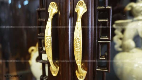 Tủ góc được làm bằng chất liệu gỗ gụ mật do Đỗ Tĩnh sản xuất