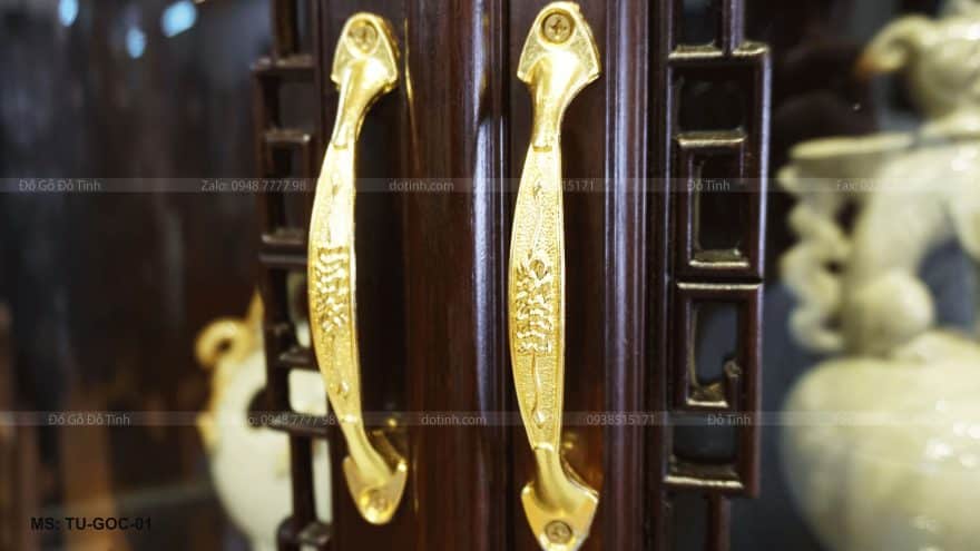 Tủ góc được làm bằng chất liệu gỗ gụ mật do Đỗ Tĩnh sản xuất