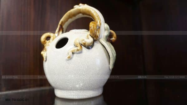 Tủ góc được làm bằng chất liệu gỗ gụ mật do Đỗ Tĩnh sản xuất